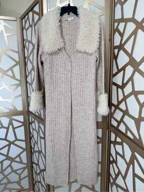 Flat White Long Cardigan w removable faux fur